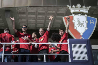 La plantilla, el cuerpo técnico y la directiva del C.A. Osasuna celebró en la sede del Gobierno de Navarra y en el Ayutamiento de Pamplona el ascenso a Primera División.