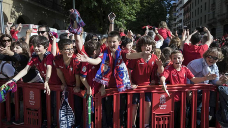 La plantilla, el cuerpo técnico y la directiva del C.A. Osasuna celebró en la sede del Gobierno de Navarra y en el Ayutamiento de Pamplona el ascenso a Primera División.
