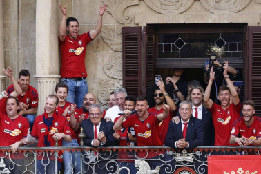 La plantilla, el cuerpo técnico y la directiva del C.A. Osasuna celebró en la sede del Gobierno de Navarra y en el Ayutamiento de Pamplona el ascenso a Primera División.