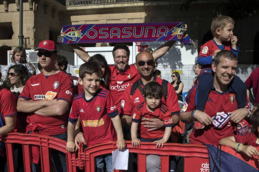 La plantilla, el cuerpo técnico y la directiva del C.A. Osasuna celebró en la sede del Gobierno de Navarra y en el Ayutamiento de Pamplona el ascenso a Primera División.