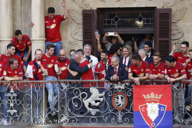 La plantilla, el cuerpo técnico y la directiva del C.A. Osasuna celebró en la sede del Gobierno de Navarra y en el Ayutamiento de Pamplona el ascenso a Primera División.