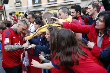 La plantilla, el cuerpo técnico y la directiva del C.A. Osasuna celebró en la sede del Gobierno de Navarra y en el Ayutamiento de Pamplona el ascenso a Primera División.