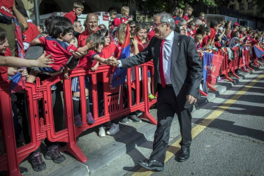 La plantilla, el cuerpo técnico y la directiva del C.A. Osasuna celebró en la sede del Gobierno de Navarra y en el Ayutamiento de Pamplona el ascenso a Primera División.