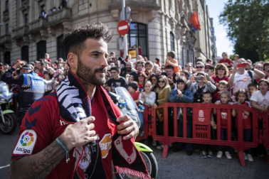 La plantilla, el cuerpo técnico y la directiva del C.A. Osasuna celebró en la sede del Gobierno de Navarra y en el Ayutamiento de Pamplona el ascenso a Primera División.
