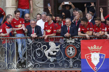 La plantilla, el cuerpo técnico y la directiva del C.A. Osasuna celebró en la sede del Gobierno de Navarra y en el Ayutamiento de Pamplona el ascenso a Primera División.