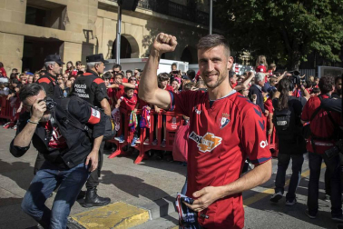 La plantilla, el cuerpo técnico y la directiva del C.A. Osasuna celebró en la sede del Gobierno de Navarra y en el Ayutamiento de Pamplona el ascenso a Primera División.