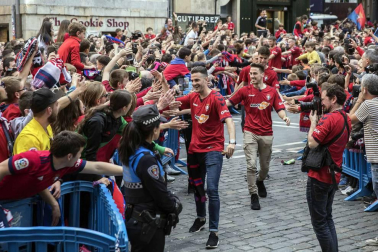 La plantilla, el cuerpo técnico y la directiva del C.A. Osasuna celebró en la sede del Gobierno de Navarra y en el Ayutamiento de Pamplona el ascenso a Primera División.