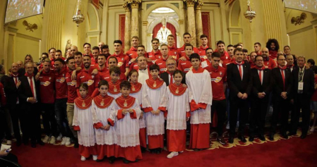 La plantilla, el cuerpo técnico y la directiva del C.A. Osasuna celebró en la sede del Gobierno de Navarra y en el Ayutamiento de Pamplona el ascenso a Primera División.