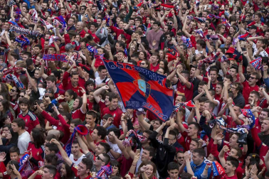 La plantilla, el cuerpo técnico y la directiva del C.A. Osasuna celebró en la sede del Gobierno de Navarra y en el Ayutamiento de Pamplona el ascenso a Primera División.