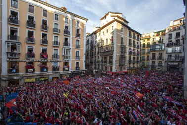 La plantilla, el cuerpo técnico y la directiva del C.A. Osasuna celebró en la sede del Gobierno de Navarra y en el Ayutamiento de Pamplona el ascenso a Primera División.