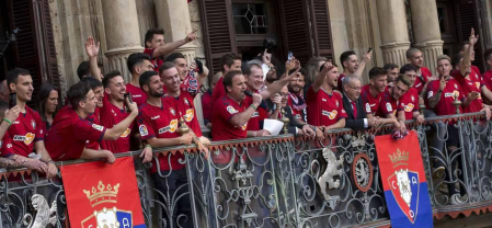 La plantilla, el cuerpo técnico y la directiva del C.A. Osasuna celebró en la sede del Gobierno de Navarra y en el Ayutamiento de Pamplona el ascenso a Primera División.