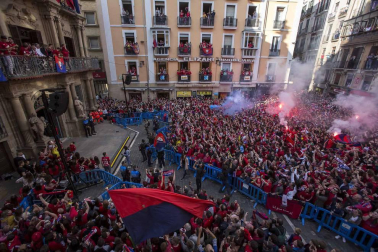 La plantilla, el cuerpo técnico y la directiva del C.A. Osasuna celebró en la sede del Gobierno de Navarra y en el Ayutamiento de Pamplona el ascenso a Primera División.