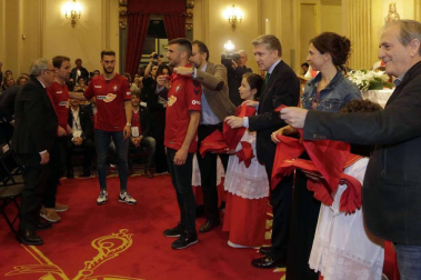 La plantilla, el cuerpo técnico y la directiva del C.A. Osasuna celebró en la sede del Gobierno de Navarra y en el Ayutamiento de Pamplona el ascenso a Primera División.