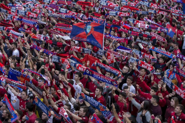 La plantilla, el cuerpo técnico y la directiva del C.A. Osasuna celebró en la sede del Gobierno de Navarra y en el Ayutamiento de Pamplona el ascenso a Primera División.