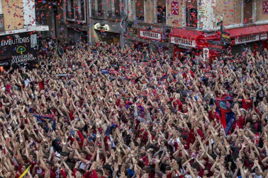 La plantilla, el cuerpo técnico y la directiva del C.A. Osasuna celebró en la sede del Gobierno de Navarra y en el Ayutamiento de Pamplona el ascenso a Primera División.