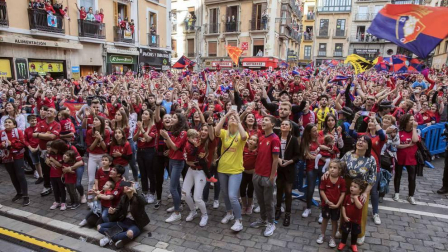 La plantilla, el cuerpo técnico y la directiva del C.A. Osasuna celebró en la sede del Gobierno de Navarra y en el Ayutamiento de Pamplona el ascenso a Primera División.