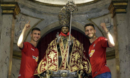 La plantilla, el cuerpo técnico y la directiva del C.A. Osasuna celebró en la sede del Gobierno de Navarra y en el Ayutamiento de Pamplona el ascenso a Primera División.
