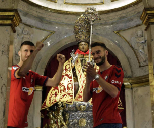 La plantilla, el cuerpo técnico y la directiva del C.A. Osasuna celebró en la sede del Gobierno de Navarra y en el Ayutamiento de Pamplona el ascenso a Primera División.