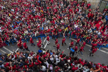 La plantilla, el cuerpo técnico y la directiva del C.A. Osasuna celebró en la sede del Gobierno de Navarra y en el Ayutamiento de Pamplona el ascenso a Primera División.
