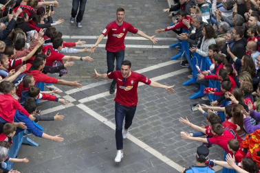 La plantilla, el cuerpo técnico y la directiva del C.A. Osasuna celebró en la sede del Gobierno de Navarra y en el Ayutamiento de Pamplona el ascenso a Primera División.
