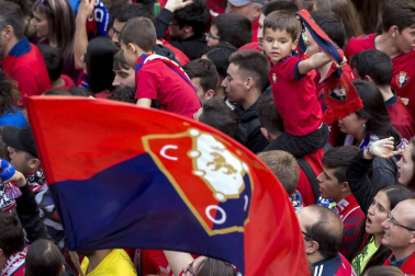 La plantilla, el cuerpo técnico y la directiva del C.A. Osasuna celebró en la sede del Gobierno de Navarra y en el Ayutamiento de Pamplona el ascenso a Primera División.