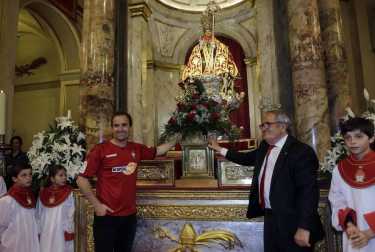 La plantilla, el cuerpo técnico y la directiva del C.A. Osasuna celebró en la sede del Gobierno de Navarra y en el Ayutamiento de Pamplona el ascenso a Primera División.