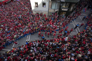 La plantilla, el cuerpo técnico y la directiva del C.A. Osasuna celebró en la sede del Gobierno de Navarra y en el Ayutamiento de Pamplona el ascenso a Primera División.