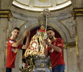 La plantilla, el cuerpo técnico y la directiva del C.A. Osasuna celebró en la sede del Gobierno de Navarra y en el Ayutamiento de Pamplona el ascenso a Primera División.