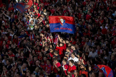 La plantilla, el cuerpo técnico y la directiva del C.A. Osasuna celebró en la sede del Gobierno de Navarra y en el Ayutamiento de Pamplona el ascenso a Primera División.