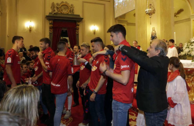 La plantilla, el cuerpo técnico y la directiva del C.A. Osasuna celebró en la sede del Gobierno de Navarra y en el Ayutamiento de Pamplona el ascenso a Primera División.