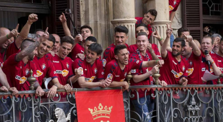 La plantilla, el cuerpo técnico y la directiva del C.A. Osasuna celebró en la sede del Gobierno de Navarra y en el Ayutamiento de Pamplona el ascenso a Primera División.