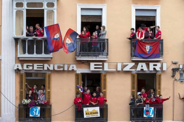 La plantilla, el cuerpo técnico y la directiva del C.A. Osasuna celebró en la sede del Gobierno de Navarra y en el Ayutamiento de Pamplona el ascenso a Primera División.
