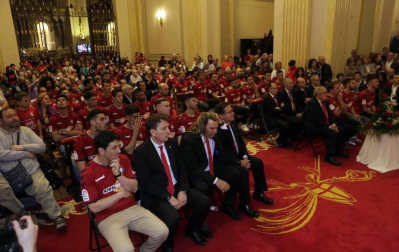 La plantilla, el cuerpo técnico y la directiva del C.A. Osasuna celebró en la sede del Gobierno de Navarra y en el Ayutamiento de Pamplona el ascenso a Primera División.