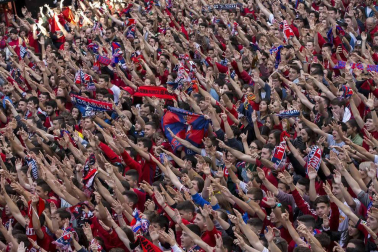 La plantilla, el cuerpo técnico y la directiva del C.A. Osasuna celebró en la sede del Gobierno de Navarra y en el Ayutamiento de Pamplona el ascenso a Primera División.