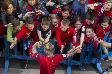 La plantilla, el cuerpo técnico y la directiva del C.A. Osasuna celebró en la sede del Gobierno de Navarra y en el Ayutamiento de Pamplona el ascenso a Primera División.