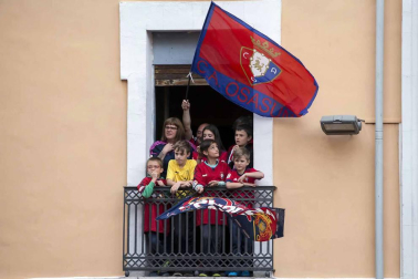 La plantilla, el cuerpo técnico y la directiva del C.A. Osasuna celebró en la sede del Gobierno de Navarra y en el Ayutamiento de Pamplona el ascenso a Primera División.
