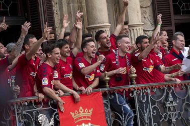 La plantilla, el cuerpo técnico y la directiva del C.A. Osasuna celebró en la sede del Gobierno de Navarra y en el Ayutamiento de Pamplona el ascenso a Primera División.