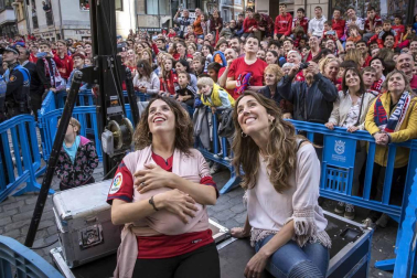 La plantilla, el cuerpo técnico y la directiva del C.A. Osasuna celebró en la sede del Gobierno de Navarra y en el Ayutamiento de Pamplona el ascenso a Primera División.