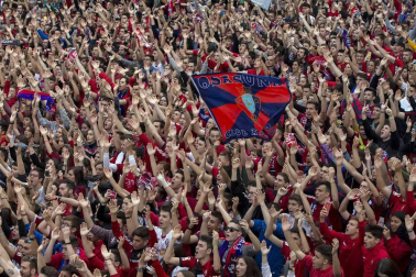 La plantilla, el cuerpo técnico y la directiva del C.A. Osasuna celebró en la sede del Gobierno de Navarra y en el Ayutamiento de Pamplona el ascenso a Primera División.