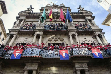 La plantilla, el cuerpo técnico y la directiva del C.A. Osasuna celebró en la sede del Gobierno de Navarra y en el Ayutamiento de Pamplona el ascenso a Primera División.