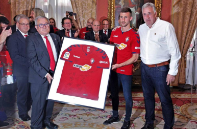 La plantilla, el cuerpo técnico y la directiva del C.A. Osasuna celebró en la sede del Gobierno de Navarra y en el Ayutamiento de Pamplona el ascenso a Primera División.