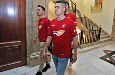 La plantilla, el cuerpo técnico y la directiva del C.A. Osasuna celebró en la sede del Gobierno de Navarra y en el Ayutamiento de Pamplona el ascenso a Primera División.