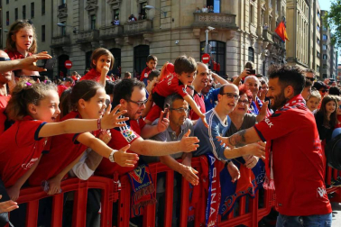 La plantilla, el cuerpo técnico y la directiva del C.A. Osasuna celebró en la sede del Gobierno de Navarra y en el Ayutamiento de Pamplona el ascenso a Primera División.