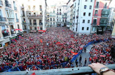 La plantilla, el cuerpo técnico y la directiva del C.A. Osasuna celebró en la sede del Gobierno de Navarra y en el Ayutamiento de Pamplona el ascenso a Primera División.