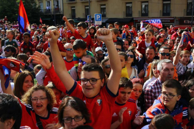 La plantilla, el cuerpo técnico y la directiva del C.A. Osasuna celebró en la sede del Gobierno de Navarra y en el Ayutamiento de Pamplona el ascenso a Primera División.