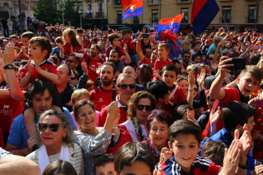 La plantilla, el cuerpo técnico y la directiva del C.A. Osasuna celebró en la sede del Gobierno de Navarra y en el Ayutamiento de Pamplona el ascenso a Primera División.