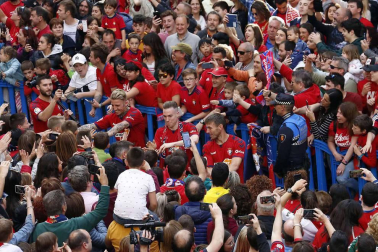 La plantilla, el cuerpo técnico y la directiva del C.A. Osasuna celebró en la sede del Gobierno de Navarra y en el Ayutamiento de Pamplona el ascenso a Primera División.