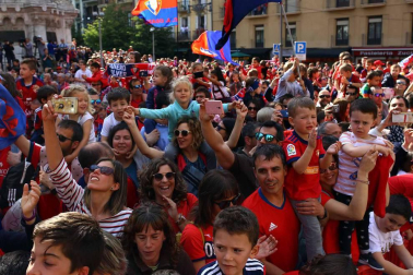 La plantilla, el cuerpo técnico y la directiva del C.A. Osasuna celebró en la sede del Gobierno de Navarra y en el Ayutamiento de Pamplona el ascenso a Primera División.