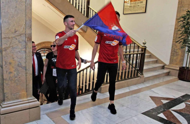 La plantilla, el cuerpo técnico y la directiva del C.A. Osasuna celebró en la sede del Gobierno de Navarra y en el Ayutamiento de Pamplona el ascenso a Primera División.