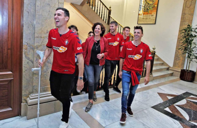 La plantilla, el cuerpo técnico y la directiva del C.A. Osasuna celebró en la sede del Gobierno de Navarra y en el Ayutamiento de Pamplona el ascenso a Primera División.